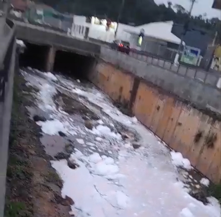  Córrego da Lagoa é tomado por espuma branca